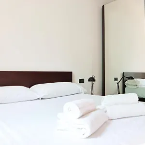 https://isola-modern-bright-apartment.italymilanhotels.net